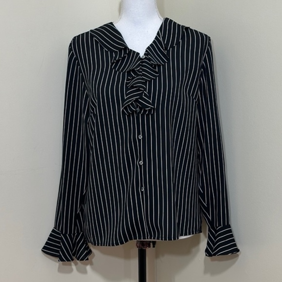 Karen Scott || Woman’s Ruffle button down shirt size PM - Picture 8 of 8